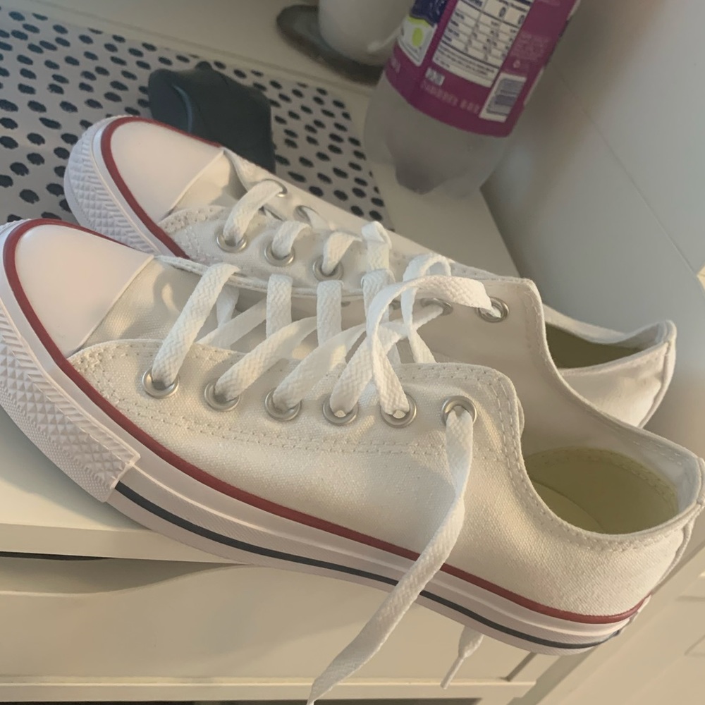 White converse sneakers in great condition